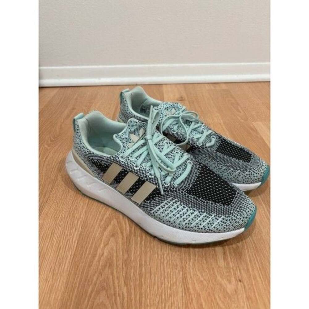 Adidas SWIFT RUN 22 SHOES size 8.5